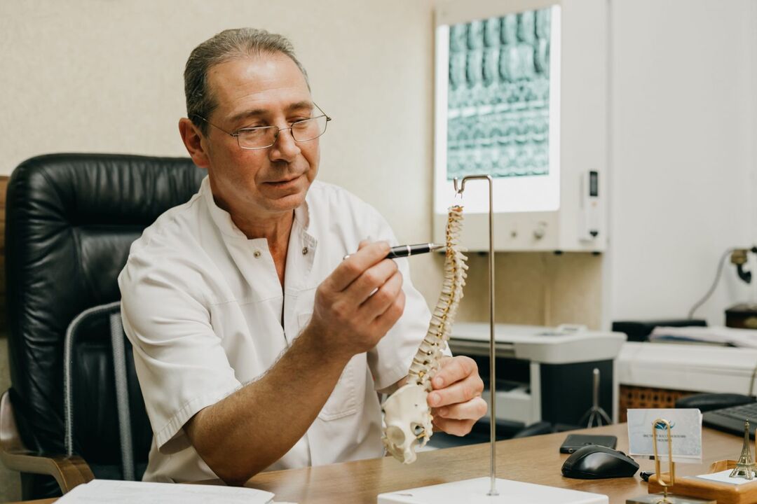 The doctor explains the characteristics of treatment for osteochondrose of the thoracic spine