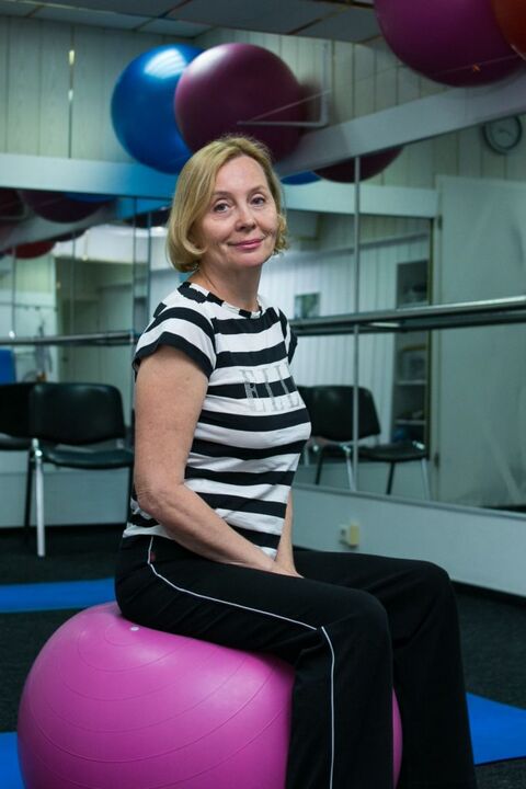 Woman with thoracic osteochondrose after therapy with exercise